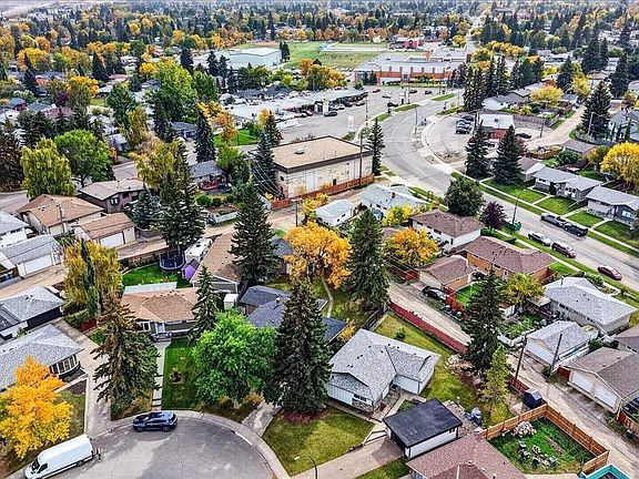 2nd image of 79 Ferncliff Cres SE
