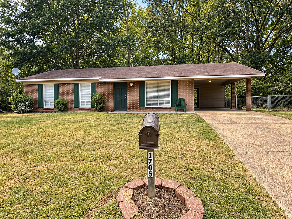 1705 Woody Dr