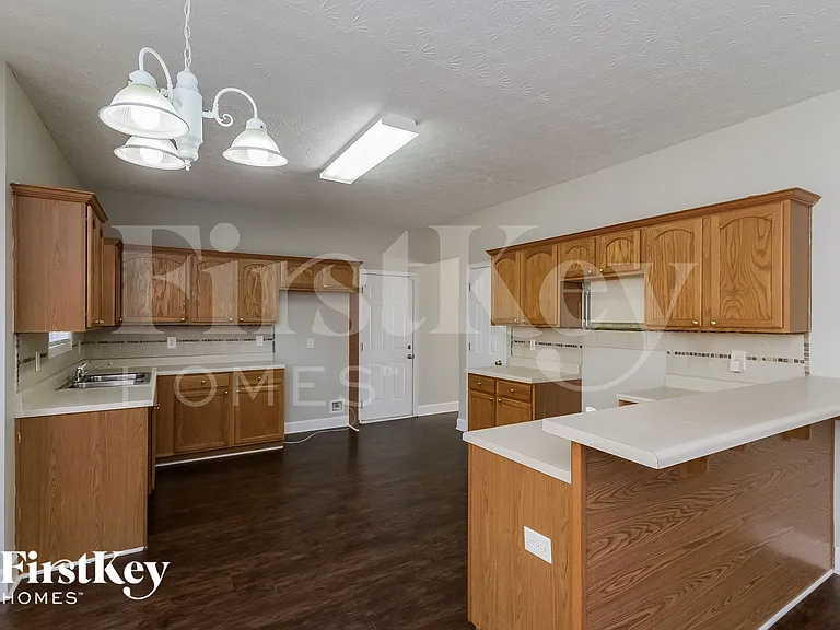 915 Midway Rd — Photo 6