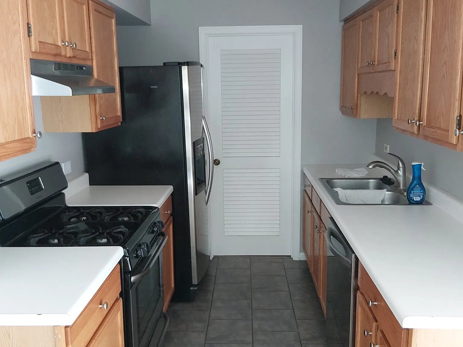 Spacious townhouse near schools and stores — Photo 3