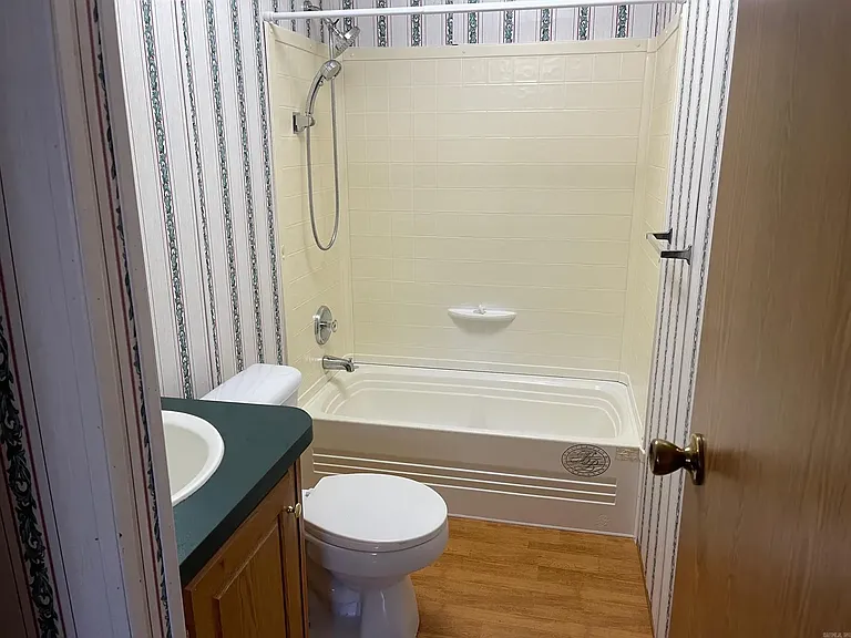 301 E Shelton Ave — Photo 2