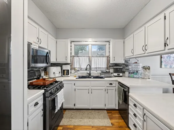 307 1st St N, Cannon Falls, MN 55009