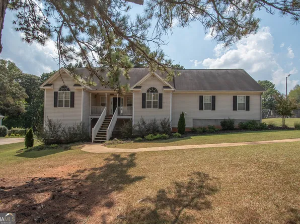 17 Strathmore Dr, Sharpsburg, GA 30277