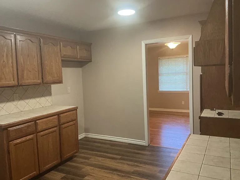 805 Schallert Dr — Photo 15