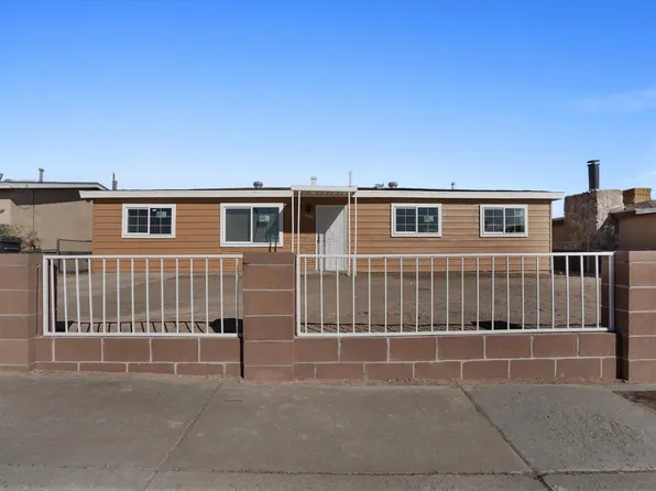424 Airport Dr SW, Albuquerque, NM 87121