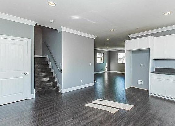 5th image of 1145 W 62nd St