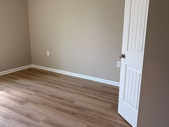 4th image of 595 Denning Cir