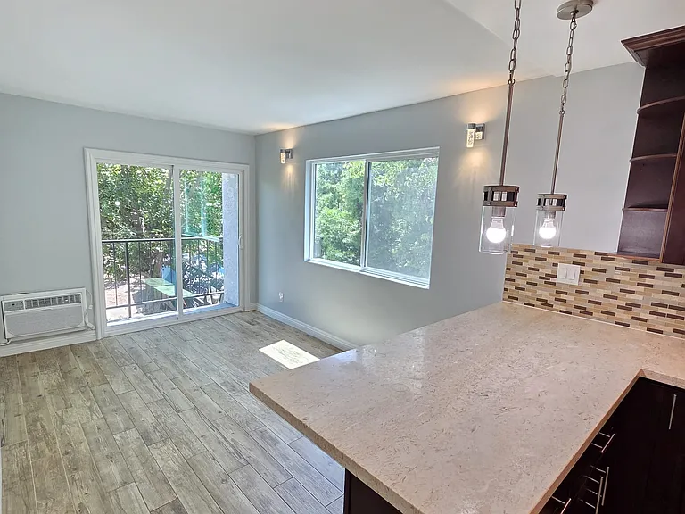 2518 W 5th st — Photo 7