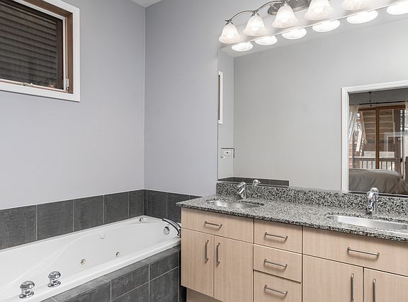 4th image of 1027 N Winchester Ave #1