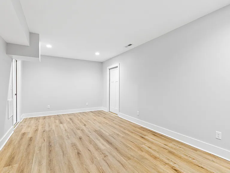 58 W Oakview Rd — Photo 28