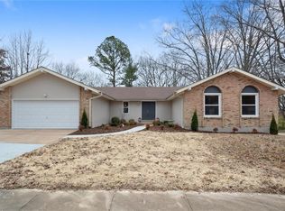 840 Hollyridge Dr, Ballwin, MO 63011