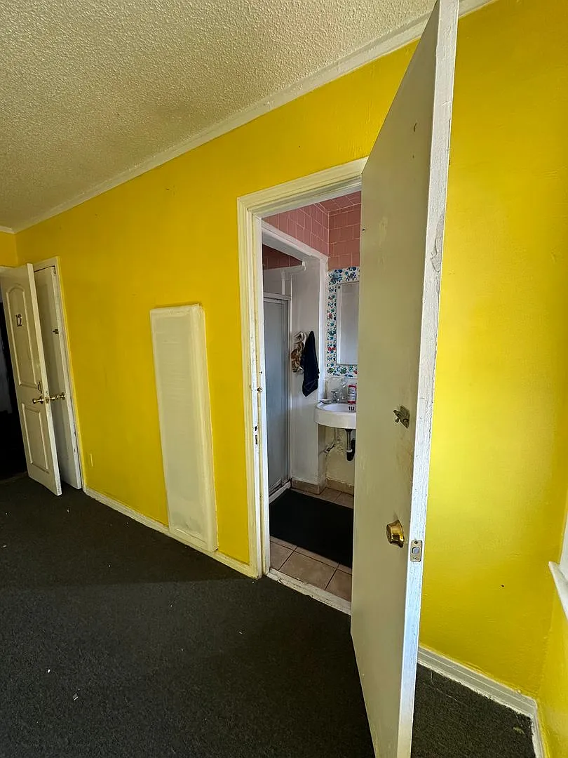 1304 Amalia, Efficiency style units — Photo 3