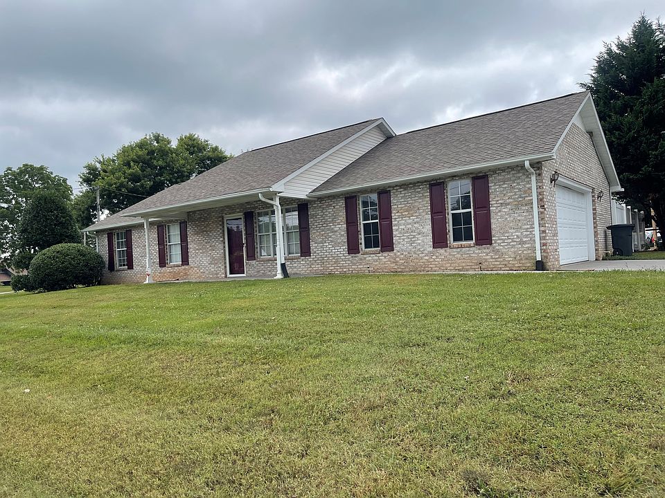 1st image of 2704 Greenway Dr
