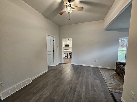 4th image of 207 La Valle St