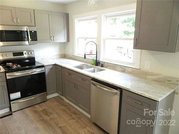 3rd image of 405 Lincoln Ln