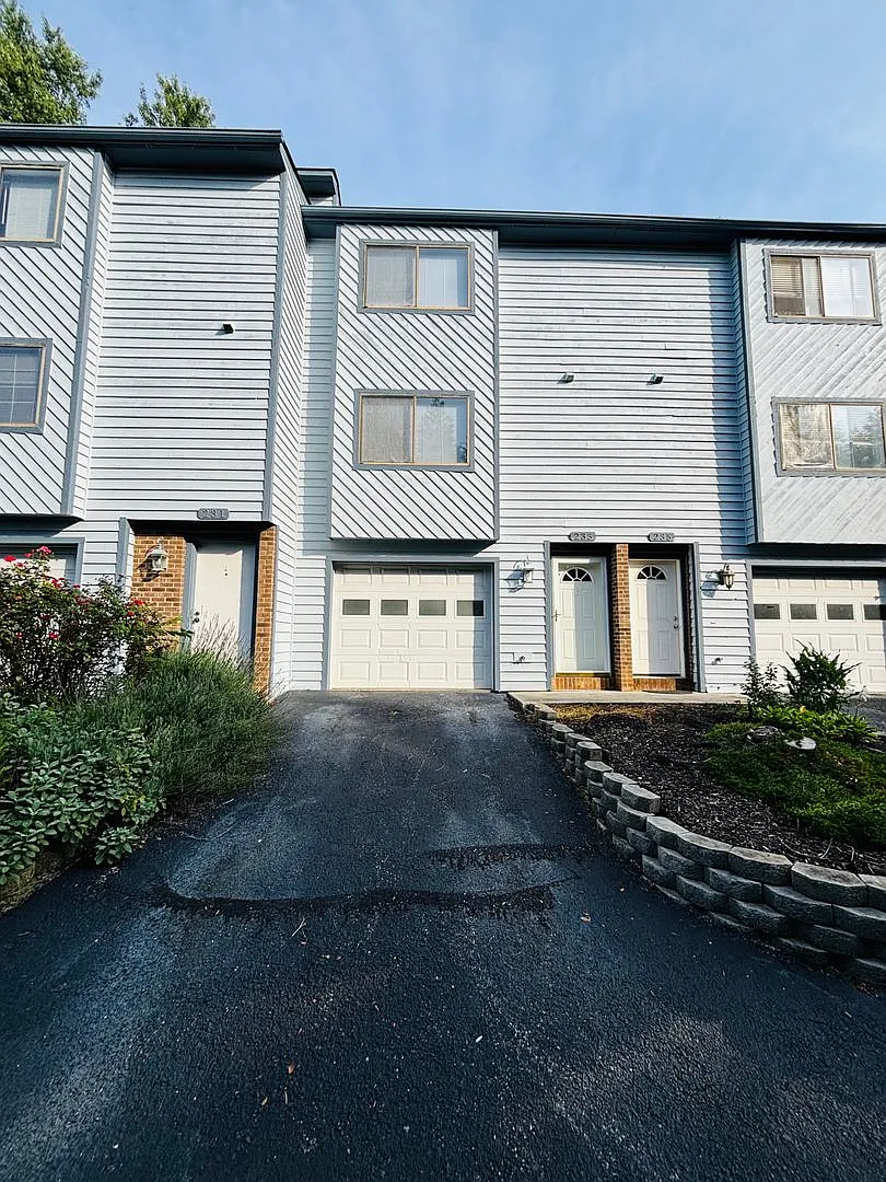 2 Bedroom, 2.5 Bath Townhouse — Photo 1