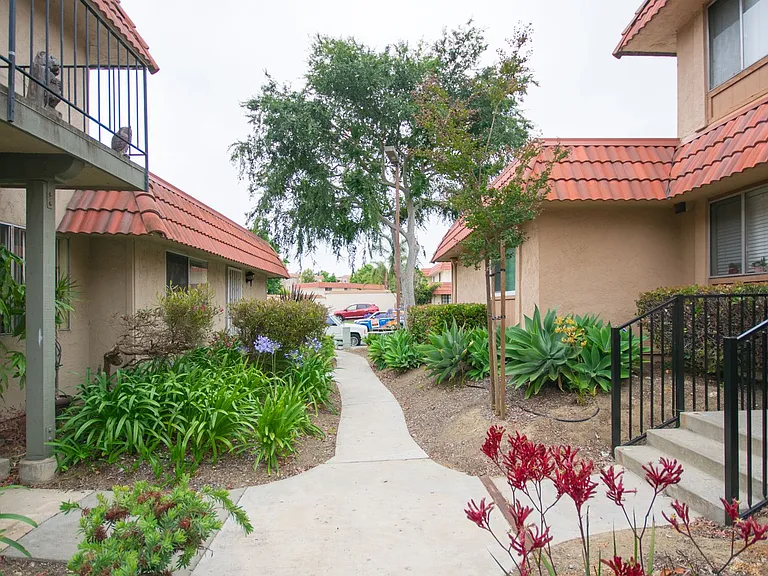 637 Beverly Pl — Photo 12