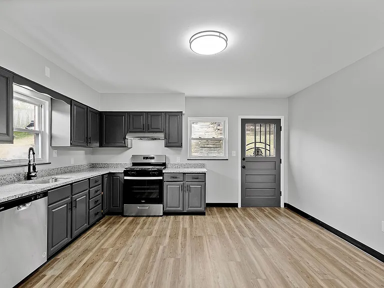 1411 Fairmont St — Photo 5