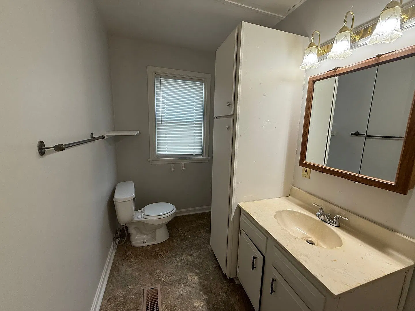 1 Bedroom Efficiency Home — Photo 4