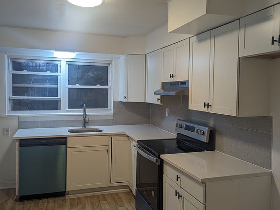 5th image of 1553 Vancouver Dr