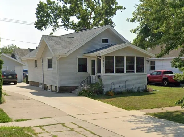 1071 F Ave NW, Cedar Rapids, IA 52405