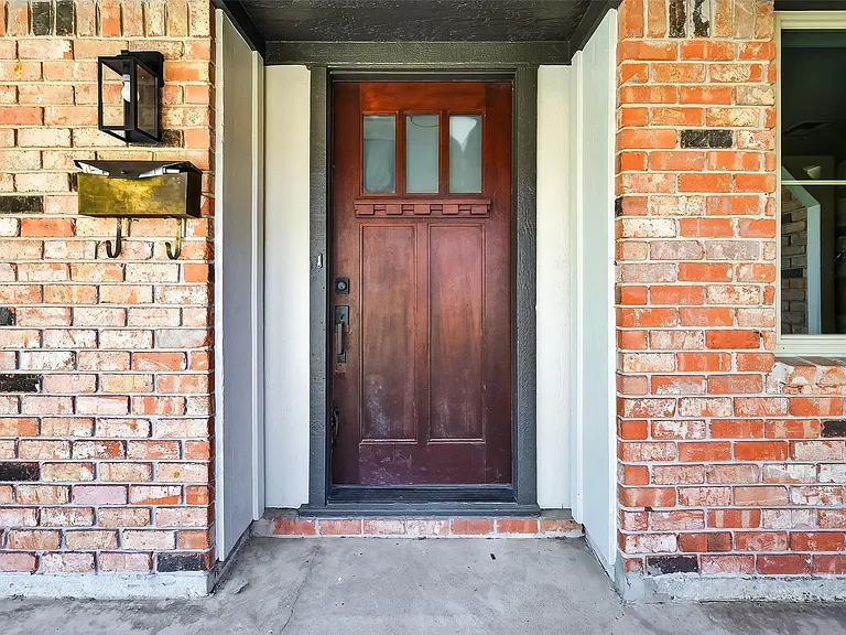 1906 Shadow Bend Dr — Photo 3