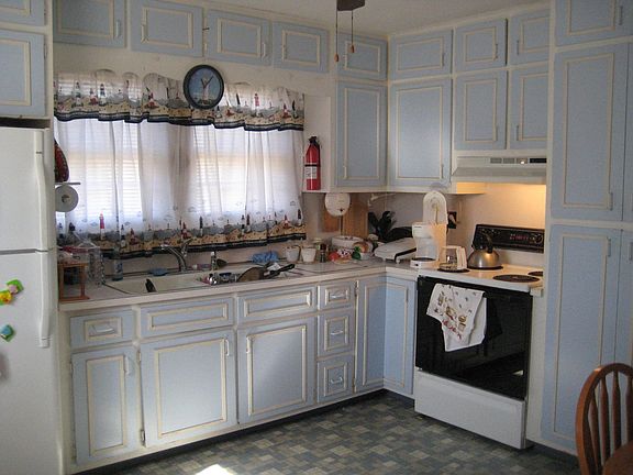 4th image of 596 Peter Ave