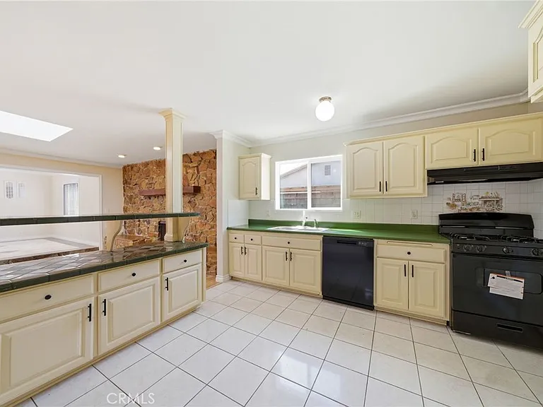 15952 Quartz St — Photo 2