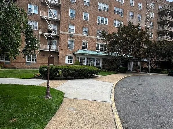 151-15 84th St #3E, Jamaica, NY 11414