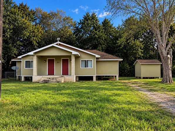 211 N Texas Ave, Holiday Lakes, TX 77515