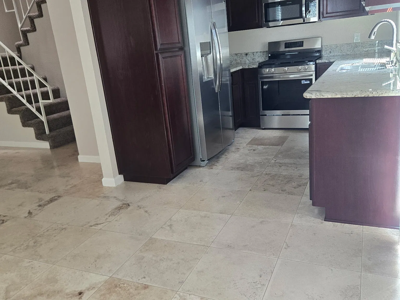 523 Hart Dr — Photo 2