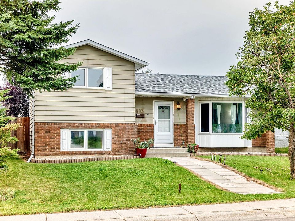1st image of 983 Rundlecairn Way NE