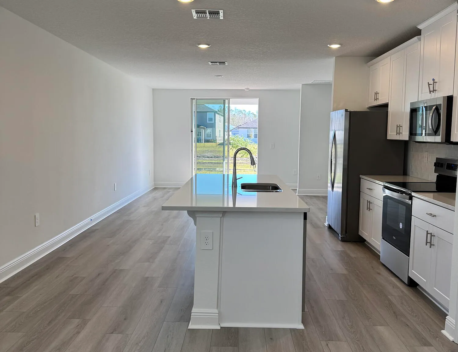 3 bed, 2.0 bath, 1484 sqft, $2,300 — Photo 4