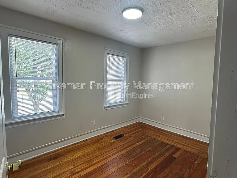 1512 S Burdick St — Photo 5