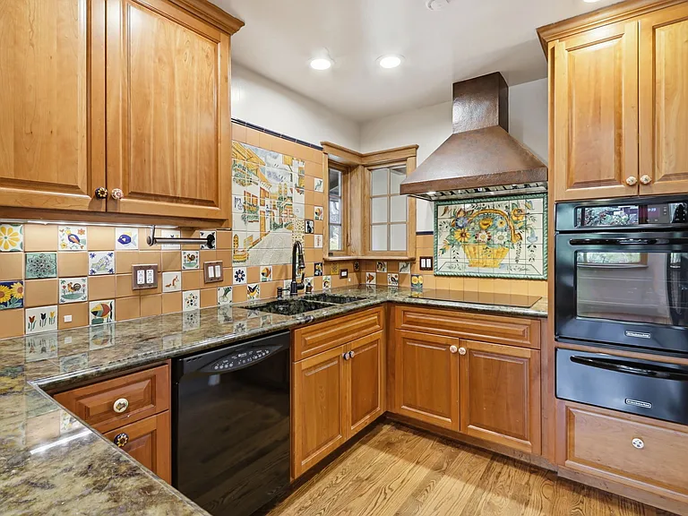 927 Lorne Way — Photo 7
