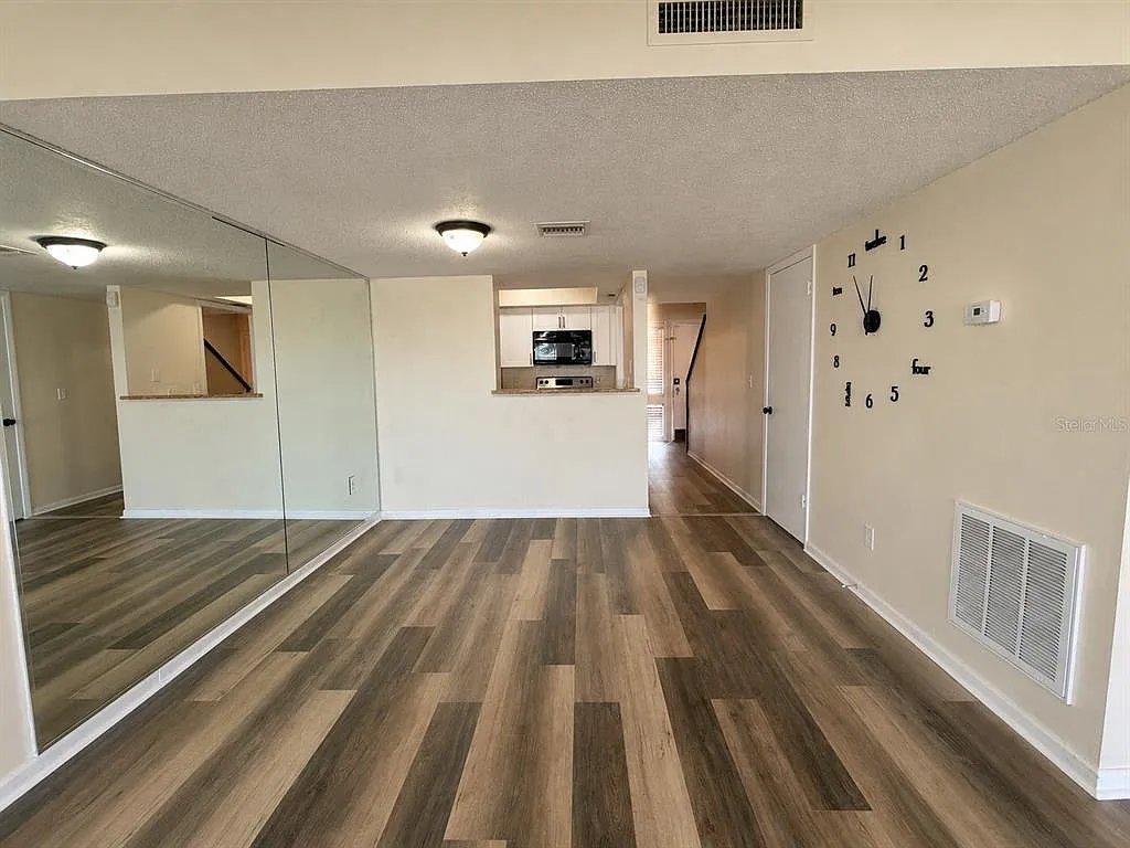2 bed, 1.5 bath, 999 sqft, $1,700 — Photo 2