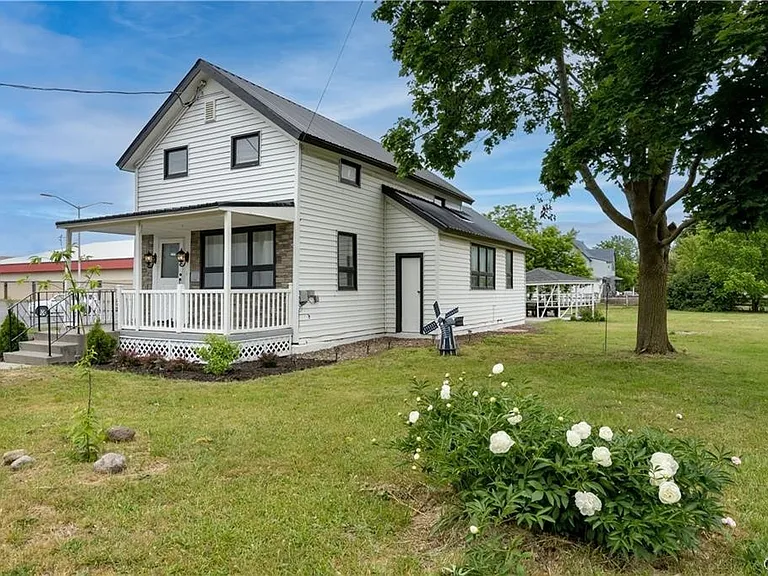 822 Lawrence St — Photo 3
