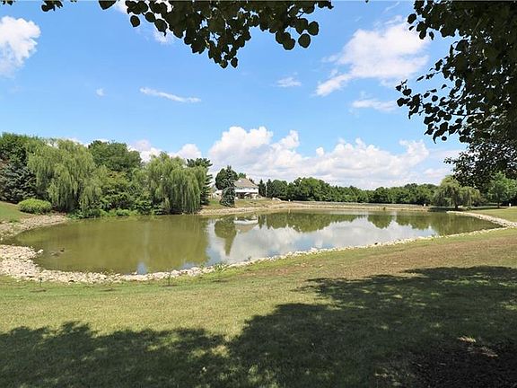 4th image of 36 Pond Ct S