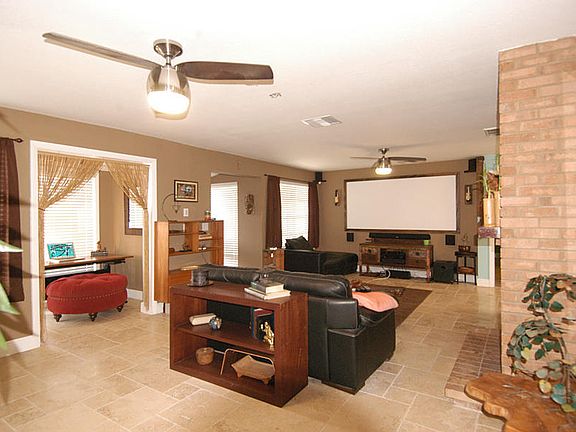 5th image of 402 SE Parkway Dr