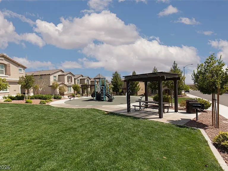 8045 Skye Foxx St — Photo 32