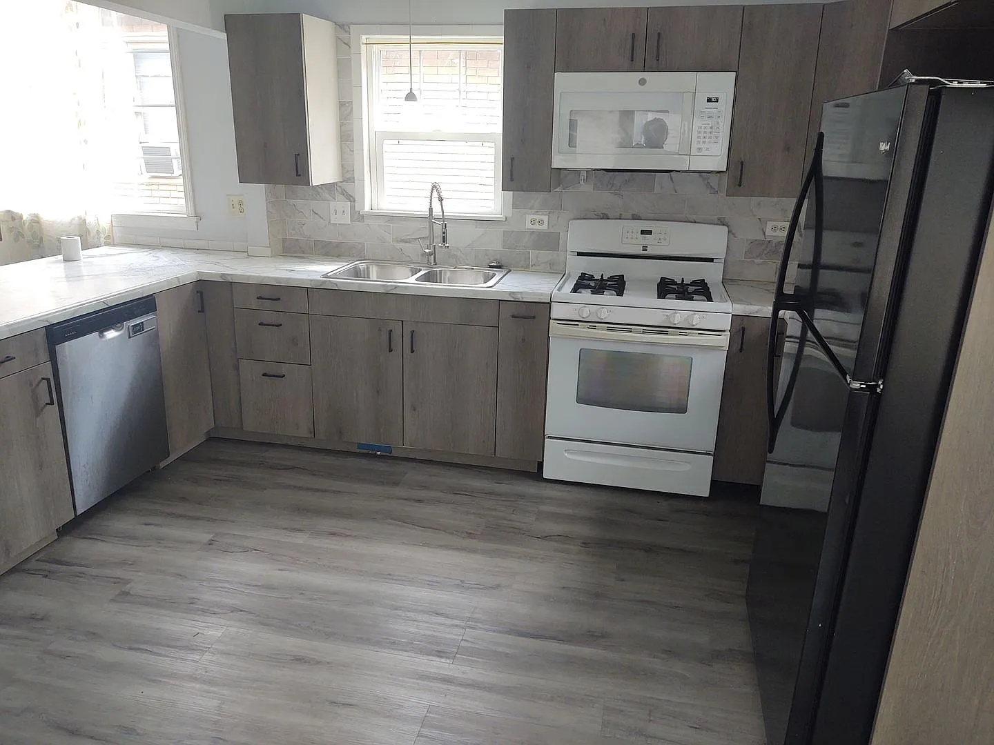 Beautifully Renovated 4-Bedroom Home Near Garfield Park — Photo 4