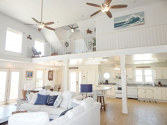 2 story familyroom with loft