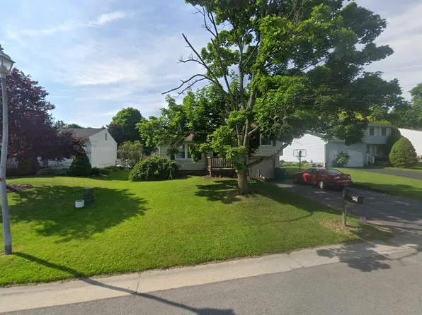 49 Coachlight Cir, Farmington, NY 14425