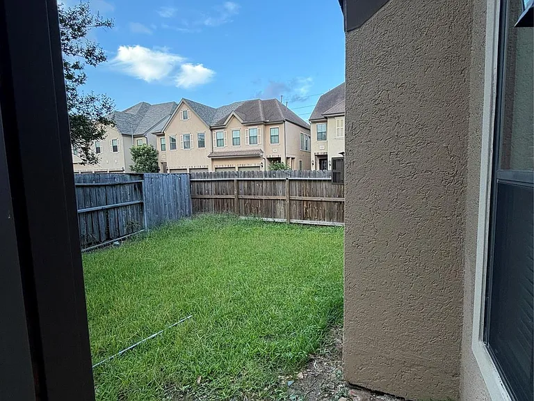 11602 Royal Oaks Xing — Photo 16