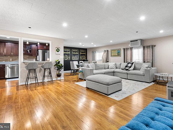 3rd image of 900 N Broom St APT 1