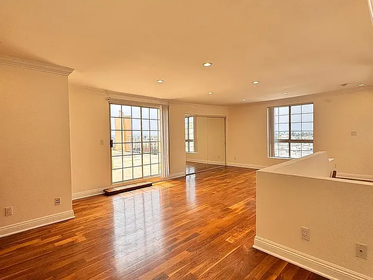 11812 Gorham Ave #Penthouse 1 — Photo 16