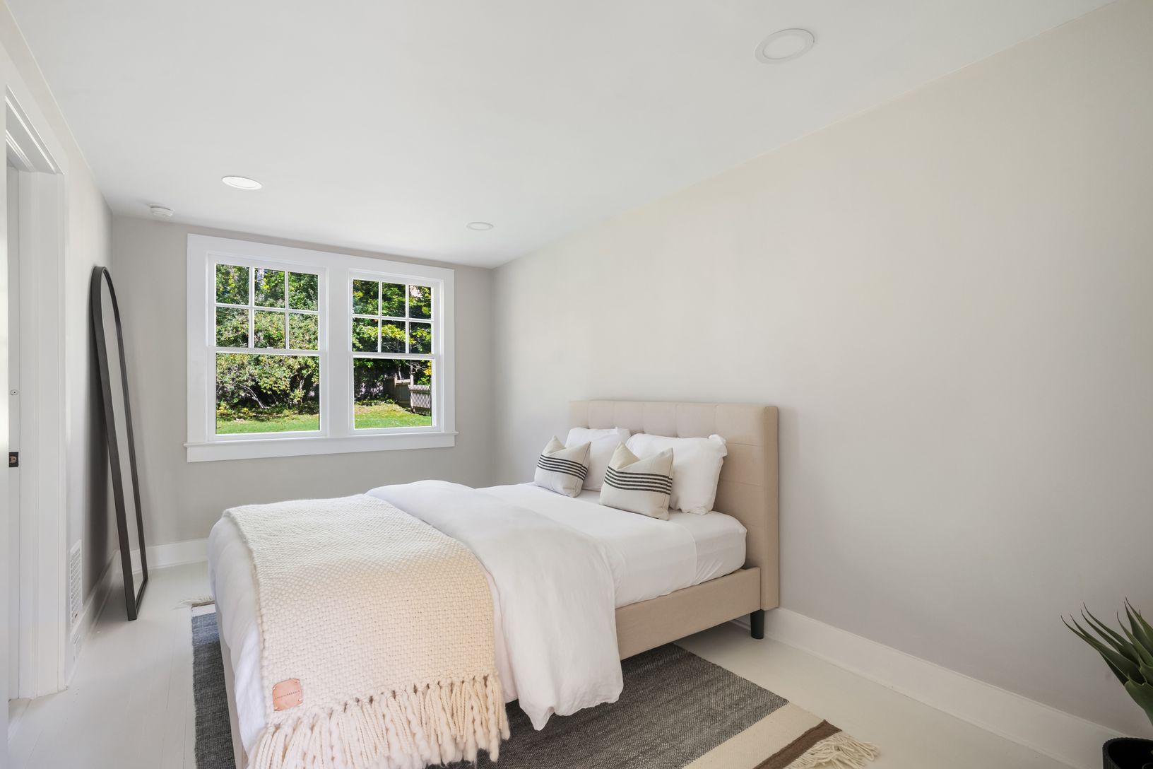  Guest Bedroom w/ Qieen