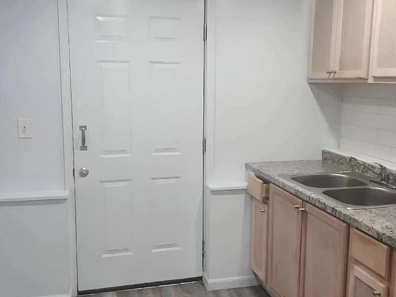 2nd image of 596 Lakeridge Dr SE