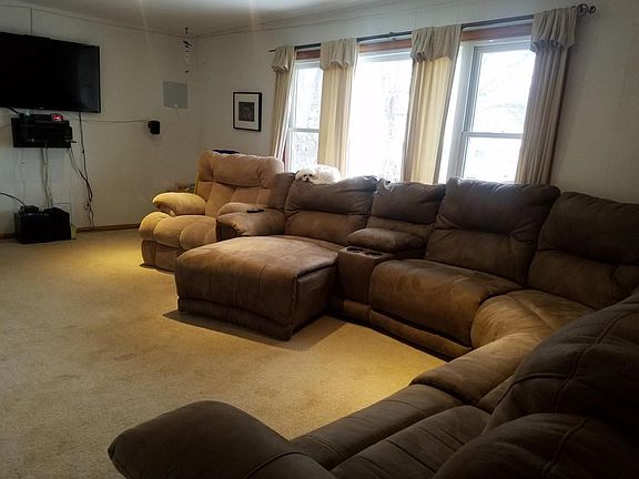 Large sunny main flr living room