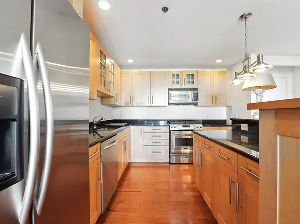 1025 Maxwell Lane image 1 of 33